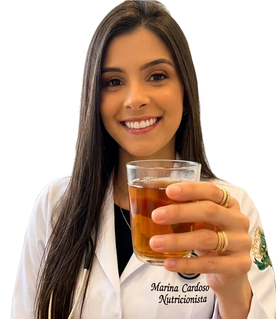 Marina Cardoso, Nutricionista segurando o chá hormonal